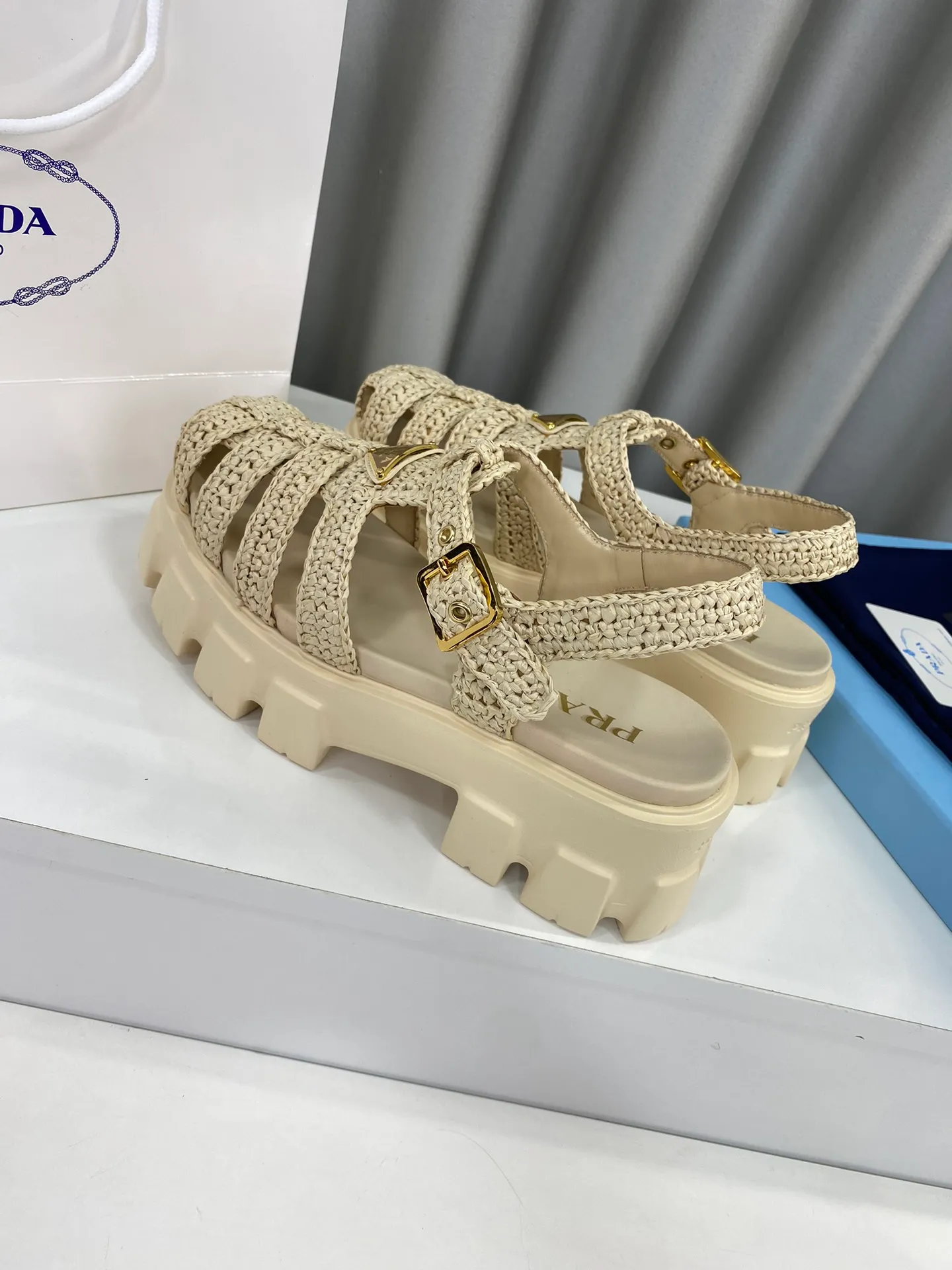 👟👟Ex-factory price 600👟👟 Prada’s latest bamboo cage weaving thick-soled triangle buckle sandals☑️ Latest environmentally friendly PP material, fully handmade crochet, just like knitting sweaters, slow work and meticulous work, retro fashionable thick-soled shoes, with woven uppers, making the whole pair of shoes light and comfortable, bright colors, satisfying a variety of choices for fashionable people with different styles! The iconic metal triangle logo is paired with the shape of ancient beach sandals. Every design element is fashionable! Size: Women's 35-39 (34, 40, custom-made, non-returnable) Full set of counter original packaging